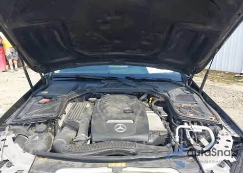 2015 Mercedes-Benz C 300 4Matic z USA, uszkodzony, nr VIN 55SWF4KB5FU070861